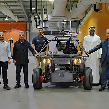 "ورشة حكومة دبي" تستعرض مركبة كهربائية صنعها طلاب جامعة هيريوت-وات. الصورة من "وام"