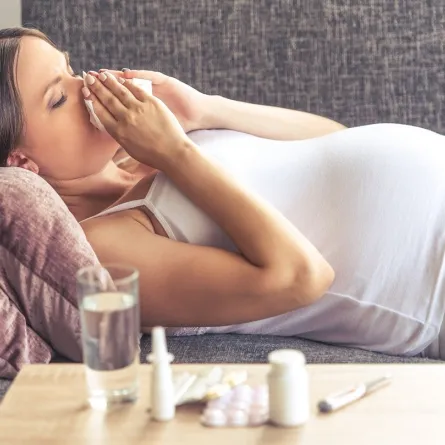 صورة لامرأة حامل مصابة بالزكام