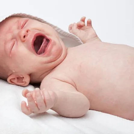 صورة لرضيع منزعج بسبب تراكم البلغم لديه