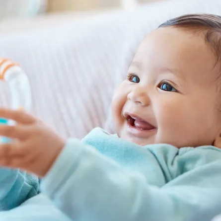 علامات نمو الطفل في الفترة من 4 إلى 6 أشهر 