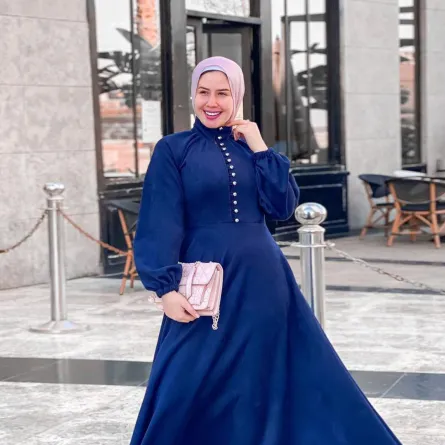 سلمى عبد الحازم بفستان كلاسيكي 