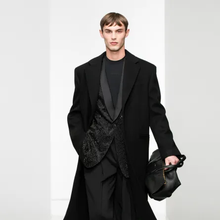 ملابس كلاسيكية موضة شتاء 2023 من فيرساتشي Versace