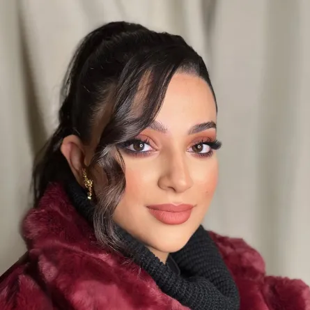 مكياج شتوي مع الشعر الويفي - الصورة من حسابها على الانستغرام