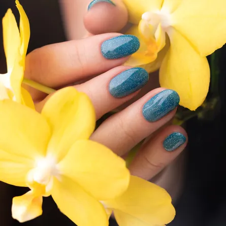 طريقة وضع المناكير الجليتر على الأظافر