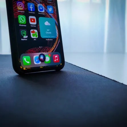  آبل تطرح ميزة جديدة.. تمكن من الاستماع للرسائل النصية بصوت المرسل - الصورة من unsplash