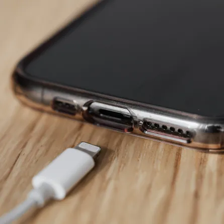هل يؤثر الشحن السريع على عمر بطارية الهاتف؟ - الصورة من pexels