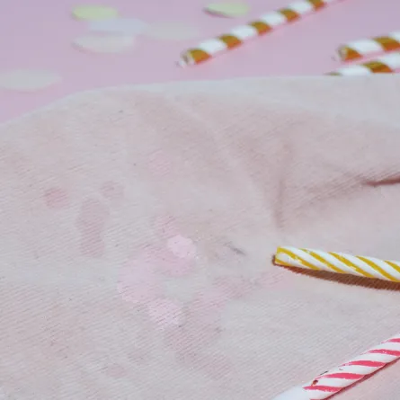 إزالة بقع الشمع من شرشف الطاولة موضحة في الخطوات