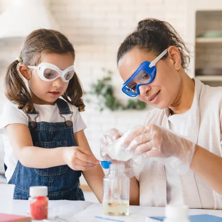 في اليوم الدولي للمرأة والفتاة في ميدان العلوم كيف تنمين حب ابنتك للاستكشاف؟