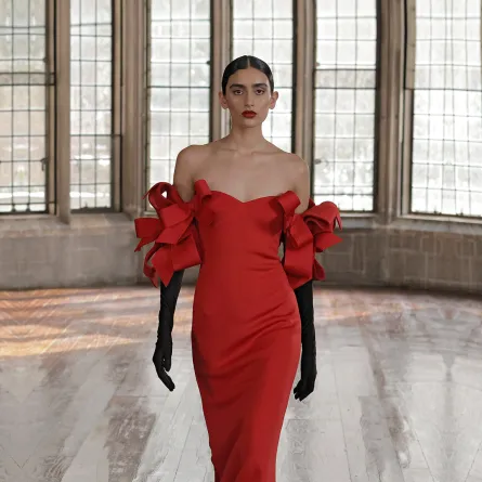 فستان باللون الأحمر ليوم الحب من بادجلي ميشكا «Badgley Mischka»