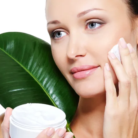 ما أفضل روتين يومي للعناية بالبشرة وفقاً للخبراء؟