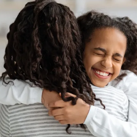 صورة لأم تعانق ابنتها