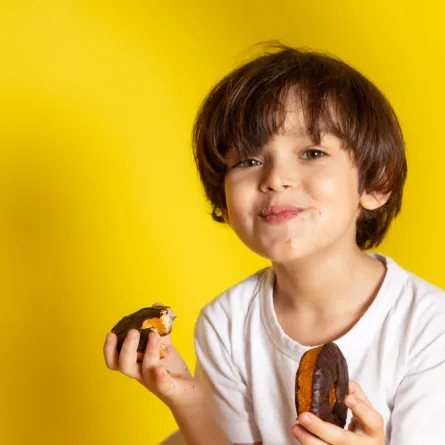 طفلل يأكل بشراهة