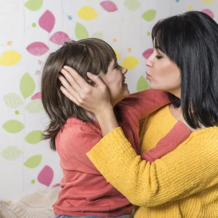 صورة لفتاة تلازم أمها