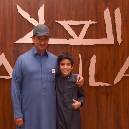 عمر الأنصاري بجانب وزير السياحة السعودية - الصورة من حساب عمر على تويتر