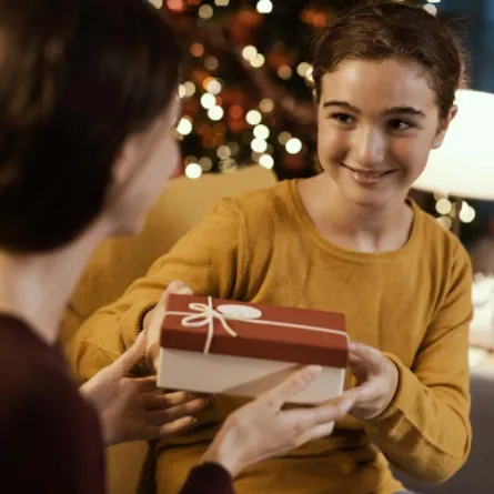 فتاة تقدم هدية يوم الأم لوالدتها في علبة خاصة stokkete ENVATO