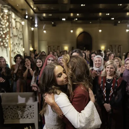  A handout picture released by the Press Service of Jordanian Queen Rania, shows her hugging her daughter Princess Iman bint Abdullah (L) during a henna night ceremony on March 7, 2023 ahead of Princess Iman's upcoming wedding. AFP PHOTO / OFFICE OF HER MAJESTY QUEEN RANIA AL ABDULLAH / YOUSEF ALLAN"