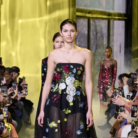 فستان مطبع بالزهور من ايلي صعب -الصورة من ©Launchmetrics/Spotlight 