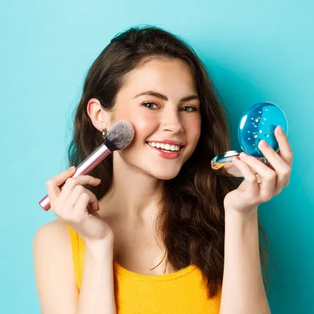 طريقة تطبيق مكياج بناتي ناعم بسهولة وإتقان