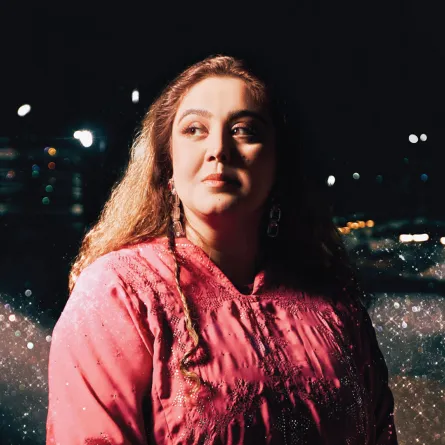 فنانة البلورات البراقة سارة شاكيل