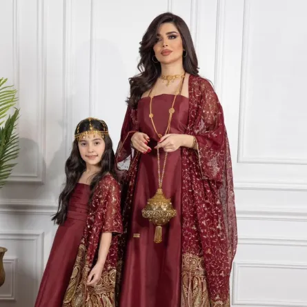 إطلالة رمضانية باللون العنابي من تصميم بشاير العواد