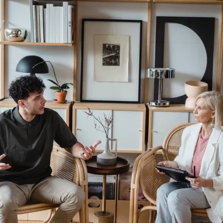 أخطاء نرتكبها عند الاستماع للآخرين