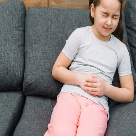 صورة لطفلة تعاني من ألم بالمعدة