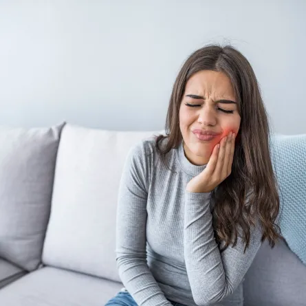 علاج اللثة الملتهبة بالأعشاب الطبيعية (المصدر: Adobe.Stock)