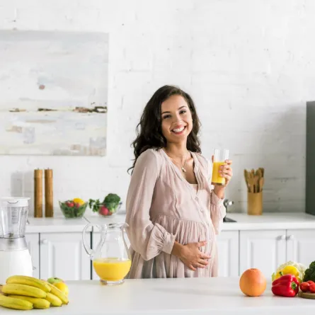 صورة حامل تشرب البرتقال