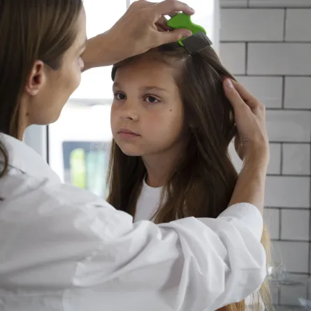 صورة أم تتفقد شهر ابنتها