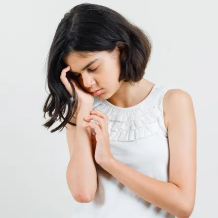 صورة لطفلة تهرش جلدها بسبب حساسية ما