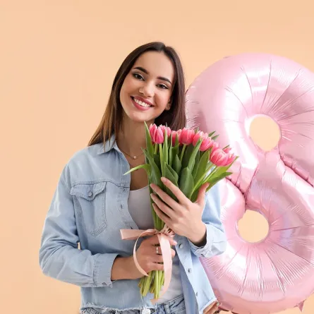 امرأة تحتفل بعيدها