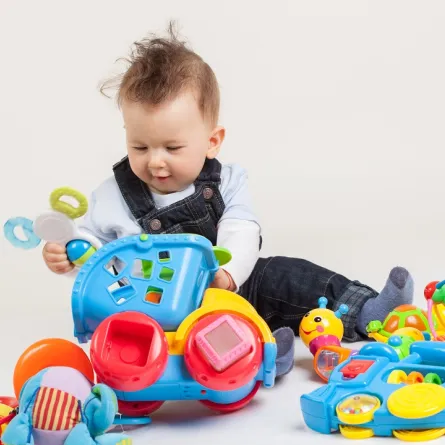 صورة لطفل وسط ألعابه 