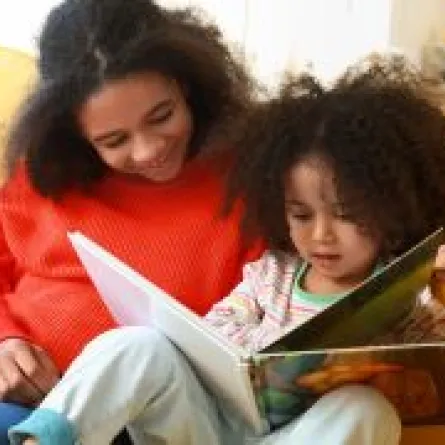 أطفال يقرأون القصص