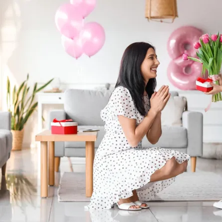 صورة طفلة تهنئ أمها في يوم المرأة العالمي