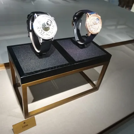 من القطع المعروضة