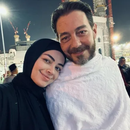 ليلى أحمد زاهر ووالدها الفنان أحمد زاهر يؤديان مناسك العمرة - صورة من صفحتها الرسمية على انستغرام