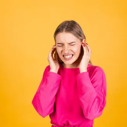 أسباب الشعور بألم في الأذن عند البلع (المصدر: Freepik)