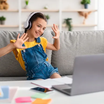 صورة لطفلة ودرس في الرياضيات