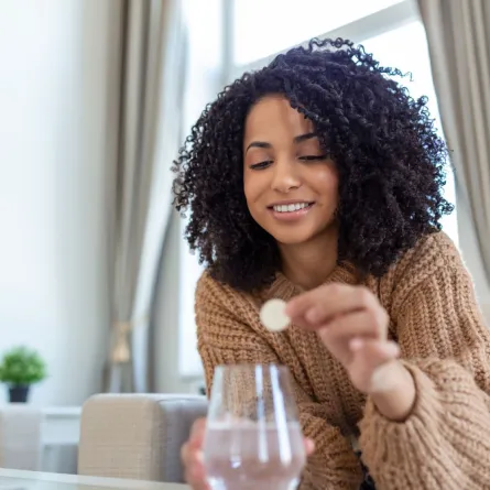 صورة لامرأة تتناول الأسبرين الفوار