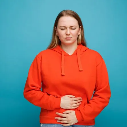 امرأة تعاني من الإمساك (المصدر: freepik)