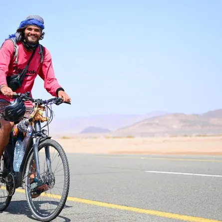 بعد 6 أشهر.. رحالة ألماني يصل إلى السعودية على دراجته الهوائية