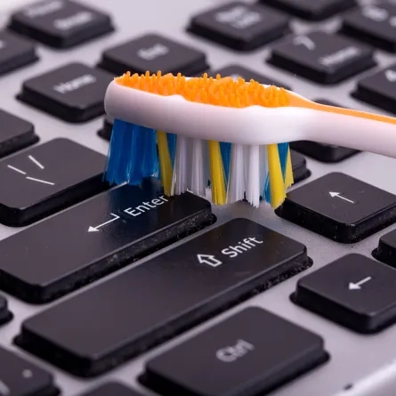 تنظيف لوحة المفاتيح التابعة للكمبيوتر المحمول 