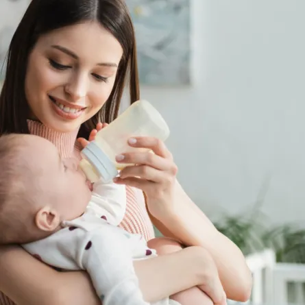 صورة أم ترضع مولودها