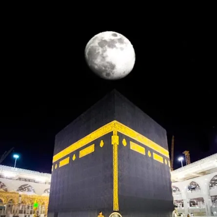 تعامد القمر الأحدب المتزايد على الكعبة المشرفة