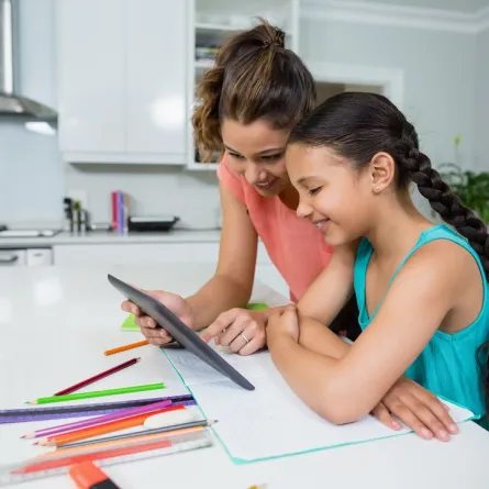 صورة لأم وطفلتها يتشاركان الاهتمام