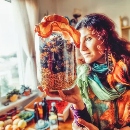 صورة لامرأة تحمل الأعشاب