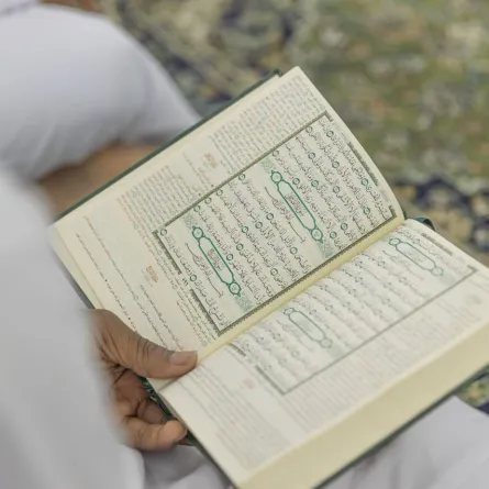 (130) معلما ومعلمة للقرآن الكريم داخل المسجد الحرام. الصورة من الرئاسة العامة لشؤون الحرمين