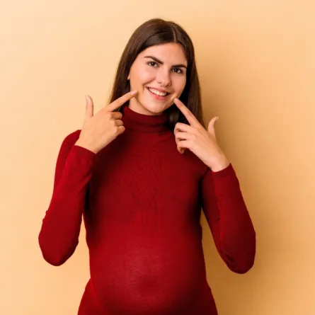 صورة لحامل تبدي اهتماماً بصحة أسنانها