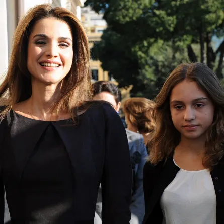 Queen Rania of Jordan (L) and daughter Princess Iman arrive at the Borghese gallery for a visit on October 20, 2009 in Rome. Queen Rania and King Abdullah II are on an official visit to Italy. AFP PHOTO / ANDREAS SOLARO ANDREAS SOLARO / AFP