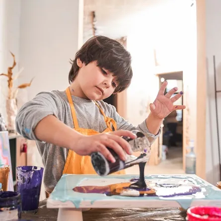 صورة لطفل يرسم بالألوان